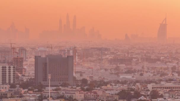 Sonnenuntergang auf dem Dach des Jachthafens von Dubai mit jlt Skyline und Jumeirah Strand in orangefarbenem Licht, Dubai, vereinigte arabische Emirate — Stockvideo
