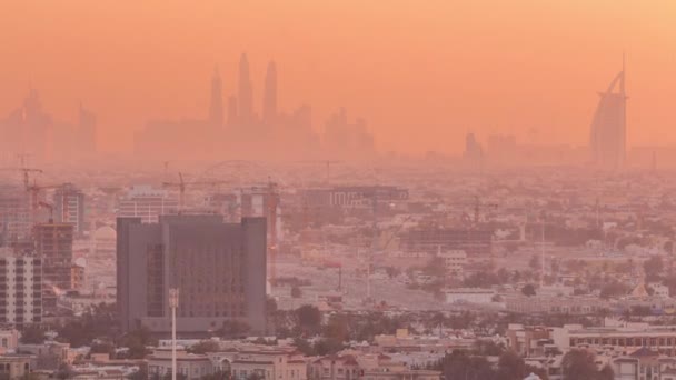 Vista para o terraço do pôr-do-sol na Marina do Dubai com horizonte JLT e praia Jumeirah em luz laranja, Dubai, Emirados Árabes Unidos — Vídeo de Stock