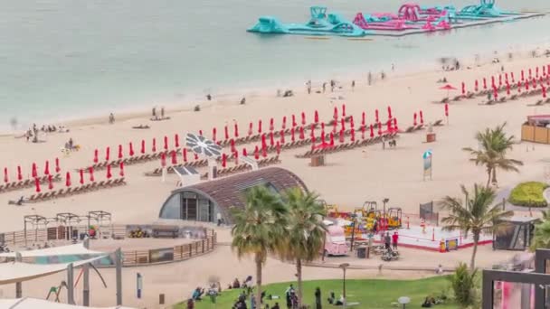 Vista aérea de la playa y los turistas caminando y tomando el sol de vacaciones en JBR timelapse en Dubai, Emiratos Árabes Unidos — Vídeo de stock