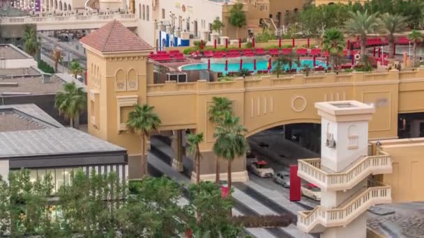 Dubai, Bae Jbr timelapse tatilde yürüyüş ve güneşlenme plaj ve turistlerin havadan görünümü — Stok video