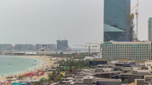 दुबई, युएई मध्ये जेबीआर टाइमलॅप्समध्ये सुट्टीवर बीच आणि पर्यटकांचे हवाई दृश्य चालणे आणि सनबॅथिंग — स्टॉक व्हिडिओ