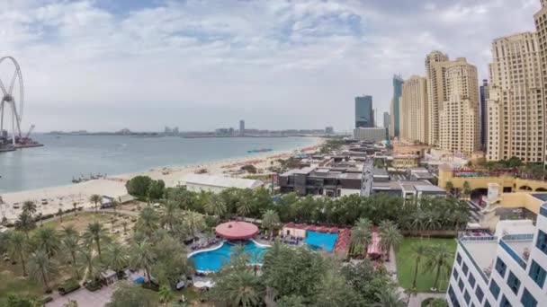 Vista aérea da praia e turistas caminhando e tomando sol de férias no JBR timelapse em Dubai, Emirados Árabes Unidos — Vídeo de Stock