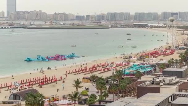두바이, 아랍에미리트의 Jbr 타임랩스에서 휴가를 걷고 일광욕을 즐기는 해변과 관광객의 공중 전경 — 비디오