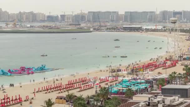 Letecký pohled na pláž a turisty pěší a opalování na dovolené v JBR timvonu v Dubaji, UAE — Stock video