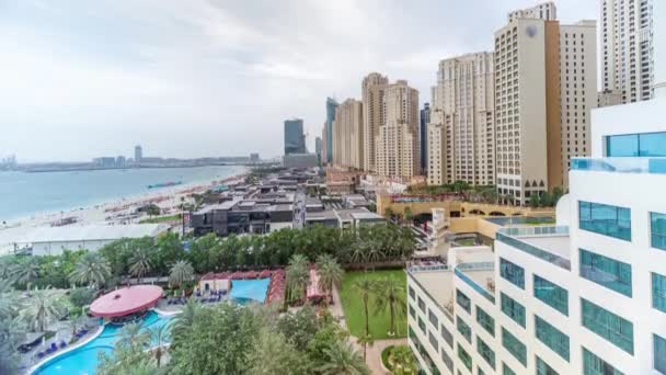 Vista aérea da praia e turistas caminhando e tomando sol de férias no JBR timelapse em Dubai, Emirados Árabes Unidos — Vídeo de Stock