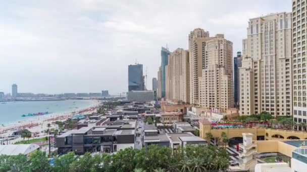 Vista aérea da praia e turistas caminhando e tomando sol de férias no JBR timelapse em Dubai, Emirados Árabes Unidos — Vídeo de Stock