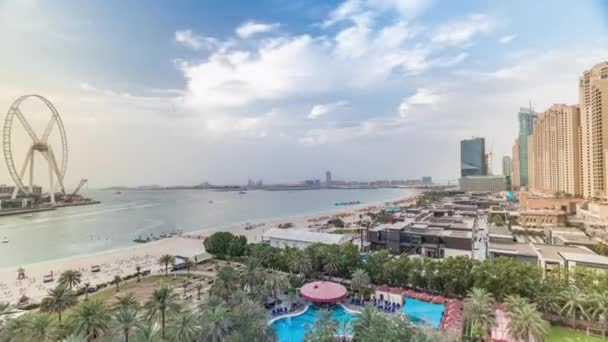 在阿联酋迪拜的Jbr时间推移的海滩和游客散步和日光浴的鸟瞰图 — 图库视频影像
