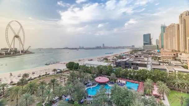 Vista aérea de la playa y los turistas caminando y tomando el sol de vacaciones en JBR timelapse en Dubai, Emiratos Árabes Unidos — Vídeo de stock