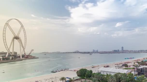 Εναέρια θέα της παραλίας και των τουριστών περπάτημα και ηλιοθεραπεία στις διακοπές στο JBR timπαρς στο Ντουμπάι, ΗΑΕ — Αρχείο Βίντεο