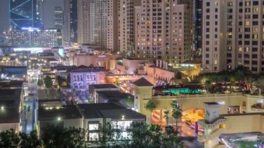 Dubai, Bae'de gökdelenler gece saatlerinde Jbr'de yürüyen plaj ve turistlerin havadan görünümü