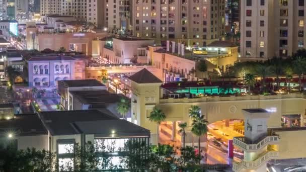 Vue aérienne de la plage et des touristes marchant dans le JBR avec des gratte-ciel timelapse nocturne à Dubaï, Émirats Arabes Unis — Video