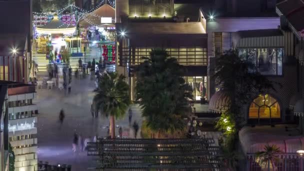 Vista aérea de la playa y los turistas caminando en JBR con rascacielos noche timelapse en Dubai, Emiratos Árabes Unidos — Vídeo de stock