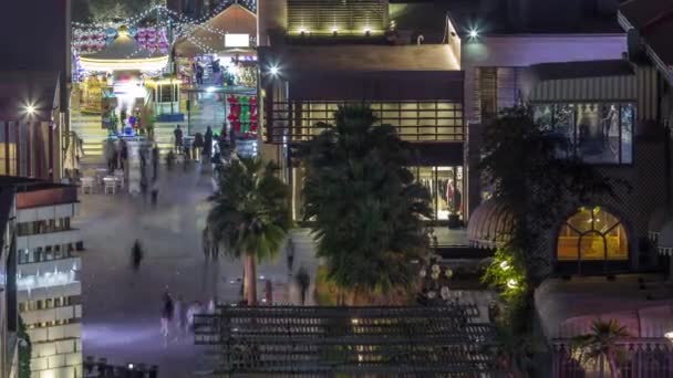 Dubai, Bae'de gökdelenler gece saatlerinde Jbr'de yürüyen plaj ve turistlerin havadan görünümü — Stok video