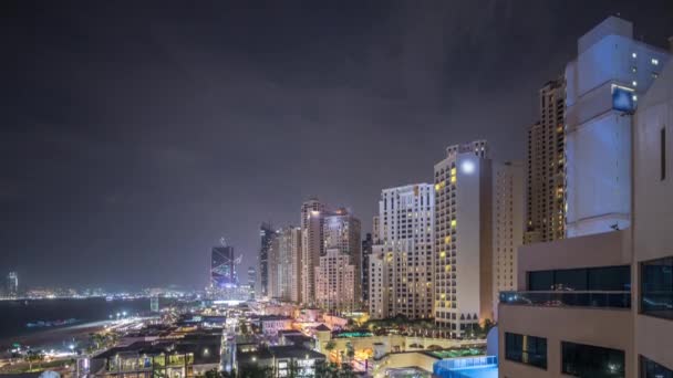 Veduta aerea della spiaggia e turisti a piedi in JBR con grattacieli timelapse notte a Dubai, Emirati Arabi Uniti — Video Stock