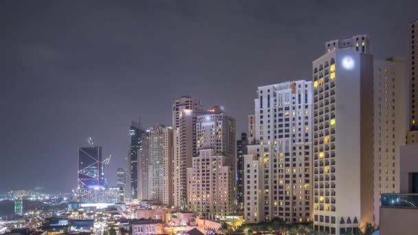 Dubai, Bae'de gökdelenler gece saatlerinde Jbr'de yürüyen plaj ve turistlerin havadan görünümü — Stok video