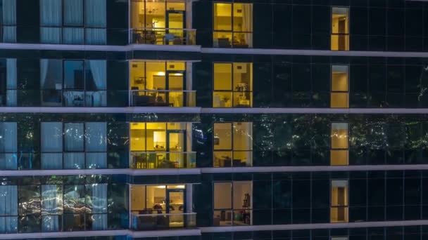 Glödande Lägenhet fönster på natten i glas skyskrapa Timelapse — Stockvideo