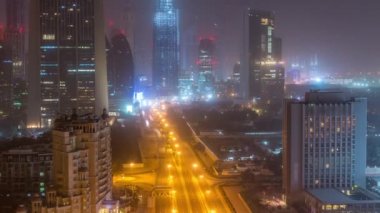 Dubai şehir merkezi silueti gece gündüz hava zaman atlamalı karayolu üzerinde trafik ile