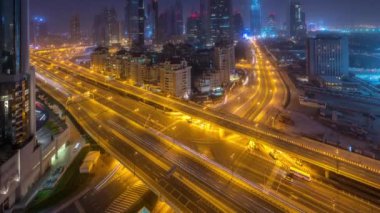 Dubai şehir merkezi silueti gece gündüz hava zaman atlamalı karayolu üzerinde trafik ile