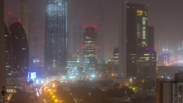 Dubai skyline centro notte per giorno timelapse aerea con traffico in autostrada — Video Stock