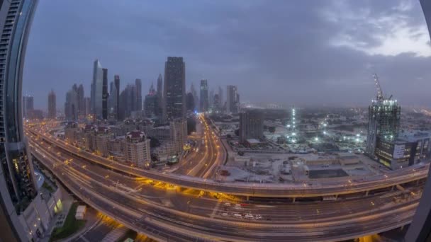 Dubaï skyline nuit au jour le jour timelapse aérien avec la circulation sur l'autoroute — Video