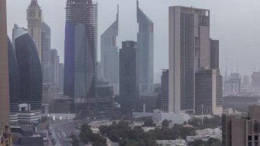 Dubai şehir silueti karayolu üzerinde trafik ile sabah hava timelapse