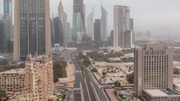 Dubai skyline centro por la mañana timelapse aéreo con el tráfico en la carretera — Vídeos de Stock