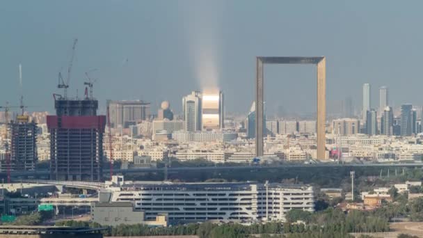 日没前のドバイタイムラプスのデイラとシャルジャ地区のスカイラインビュー、アラブ首長国連邦. — ストック動画