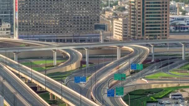 Вид с воздуха на развязку автомагистралей в центре Дубая . — стоковое видео