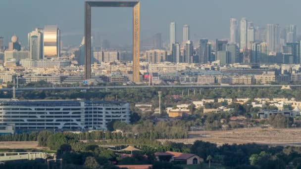 Pohled na panorama distriktů Deira a Sharjah v Dubaji před západem slunce, UAE. — Stock video