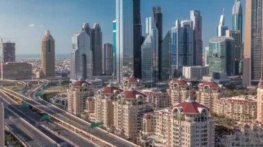 Dubai timelapse gökdelenler ve yol kavşağı havadan görünümü