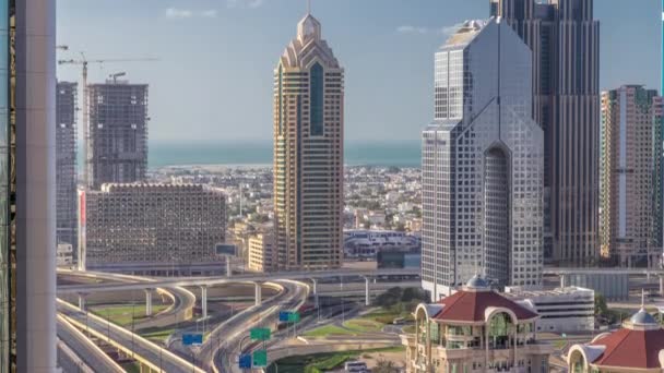 Widok z lotu ptaka wieżowców i skrzyżowanie dróg w Dubaju timelapse — Wideo stockowe