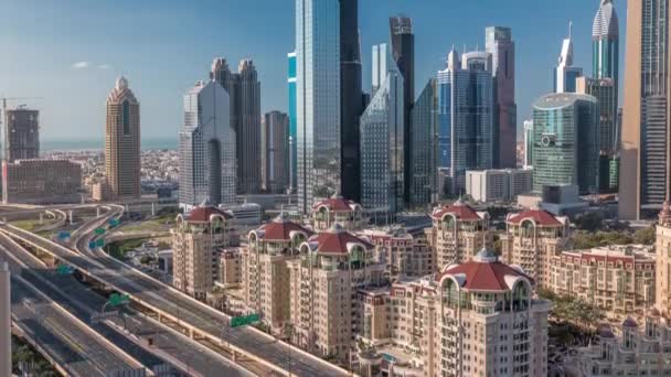 Widok z lotu ptaka wieżowców i skrzyżowanie dróg w Dubaju timelapse — Wideo stockowe