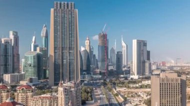 Dubai timelapse şehir merkezi ve finans bölgesi havadan görünümü, gökdelenler ve karayolları ile Birleşik Arap Emirlikleri.