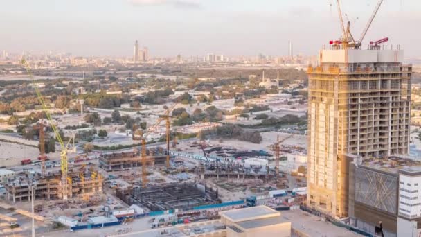 Bouwactiviteiten in Dubai Downtown met kranen en arbeiders timelapse, VAE. — Stockvideo