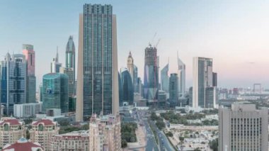 Sheikh Zayed Road ve DIFC gün gece timelapse Dubai, Birleşik Arap Emirlikleri için binaların görünümünü manzarası.