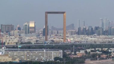 Dubai'deki Deira ve Sharjah semtlerinin silüeti görünümü gün batımından sonra gece saatlerinden geceye, Bae.