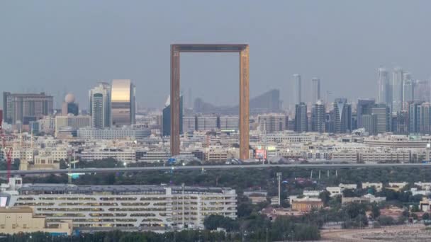 Skyline-Ansicht von Deira und Sharjah Distrikten in Dubai Tag-Nacht-Zeitraffer nach Sonnenuntergang, uae. — Stockvideo
