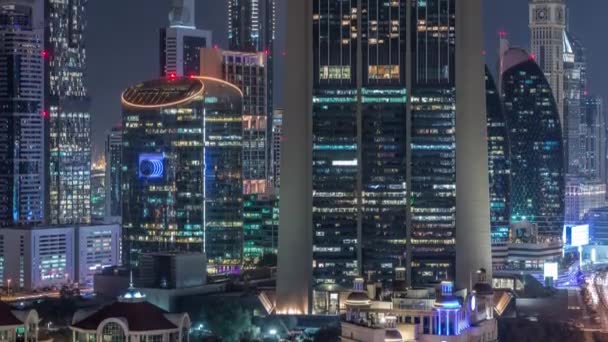 Vista aérea sobre el centro y el distrito financiero en Dubai timelapse noche, Emiratos Árabes Unidos con rascacielos y carreteras . — Vídeos de Stock