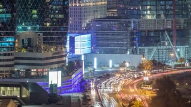 Dubai'de Difc gece zaman atlamalı yakın Al Saada sokakta kavşak trafiğinin Skyline görünümü