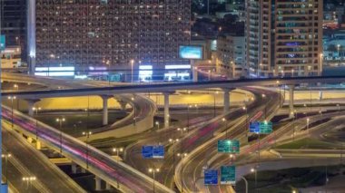 Dubai şehir merkezinde gece zaman atlamalı otoyol kavşak havadan görünümü.