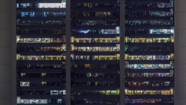 İş faaliyetini gösteren modern bir gökdelenin cephesindeki ofis pencereleri — Stok video