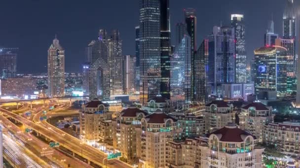 Vista aérea de rascacielos iluminados y cruce de carreteras en Dubai timelapse — Vídeo de stock