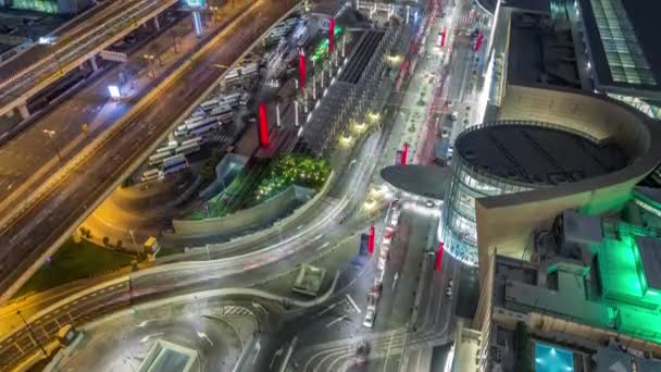 Вид с воздуха торгового центра с финансовым центром дороги ночью Timelapse — стоковое видео