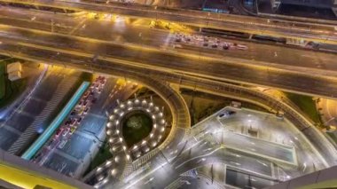 Dubai şehir merkezinde gece zaman atlamalı otoyol kavşak havadan görünümü.