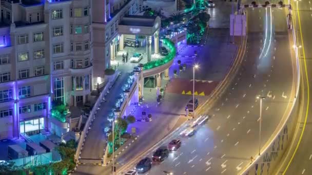 Вид с высоты птичьего полета на ночную улицу Аль-Саада в Дубае — стоковое видео