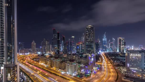 Flygutsikt över Downtown och Financial District i Dubai under hela natten Timelapse, Förenade Arabemiraten med skyskrapor och motorvägar. — Stockvideo