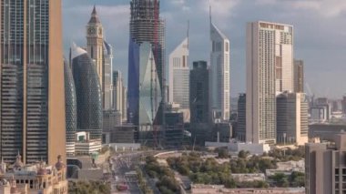 Sheikh Zayed Road ve DIFC timelapse Dubai, BAE binaların görünümünü manzarası.