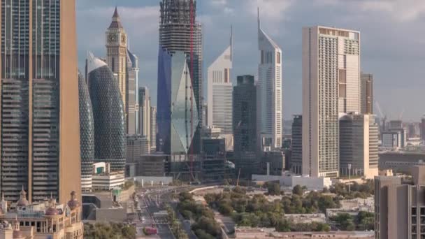 Вид с высоты птичьего полета на здания Sheikh Zayed Road и DIFC в Дубае, ОАЭ . — стоковое видео