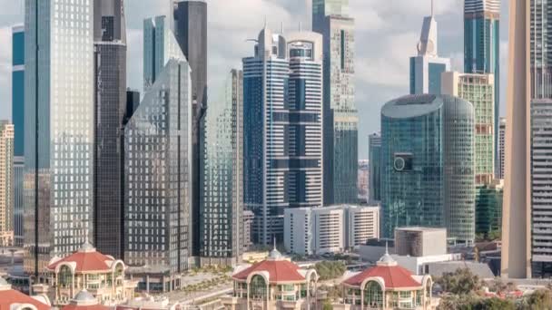 Vue aérienne sur le centre-ville et le quartier financier de Dubaï timelapse, Émirats arabes unis avec des gratte-ciel et des autoroutes . — Video