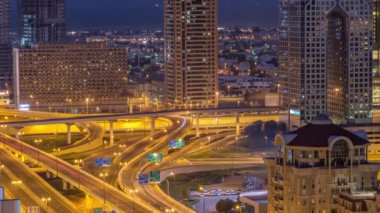 Dubai şehir merkezinde karayolu kavşak havadan görünümü gece gündüz timelapse.